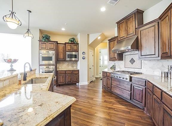 Gourmet kitchen is a cook's dream with 6-burner cooktop, double ovens and breakfast bar!
