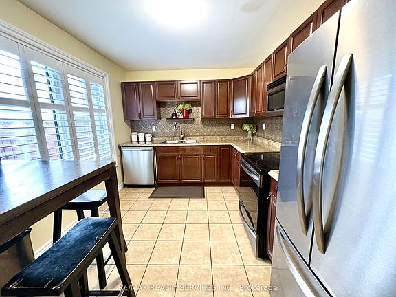 5th image of 151 Greene Dr