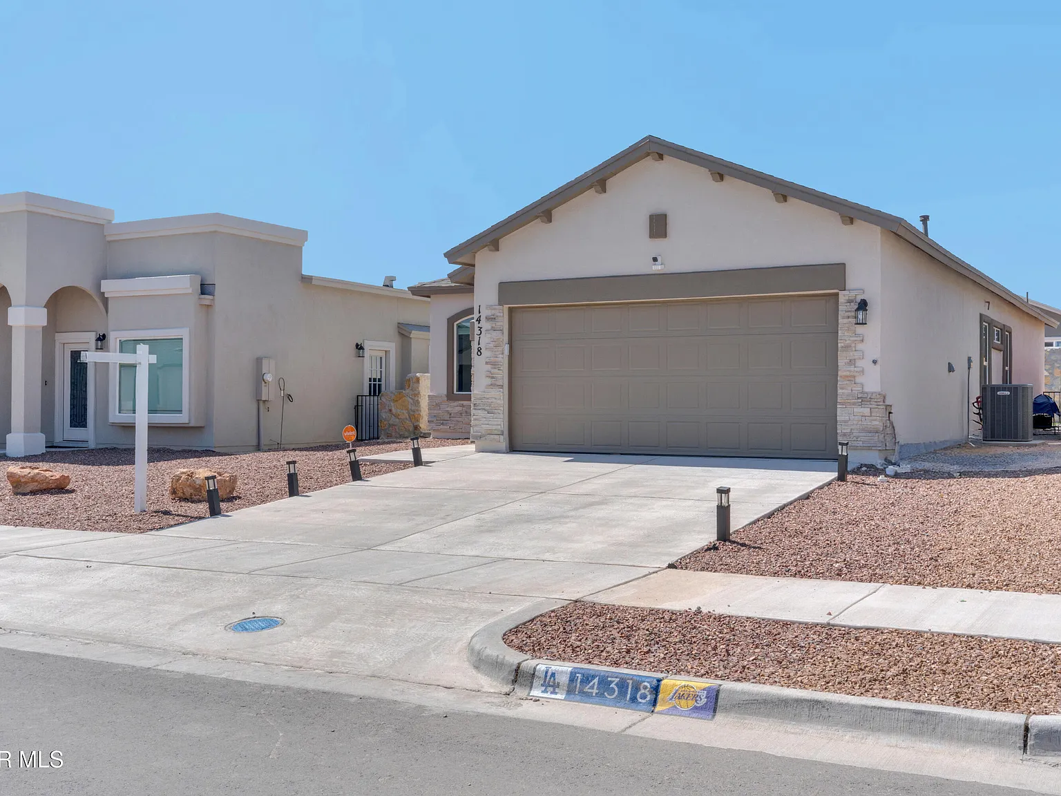 3 bed, 2.0 bath, 1374 sqft, $1,900 — Photo 3