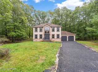 229 Ravenhill Rd, Tamiment, PA 18371