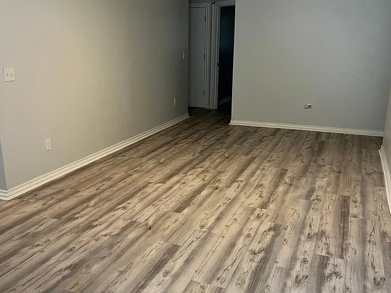 1528 Avondale Dr — Photo 2