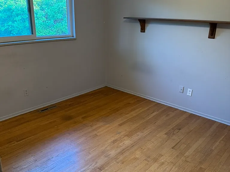 Second upstairs bedroom 11' x 10'