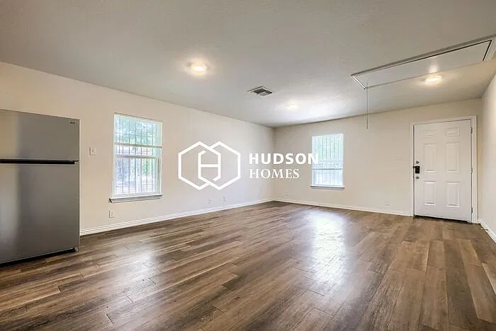 3 bed, 2.0 bath, 1090 sqft, $965 — Photo 3