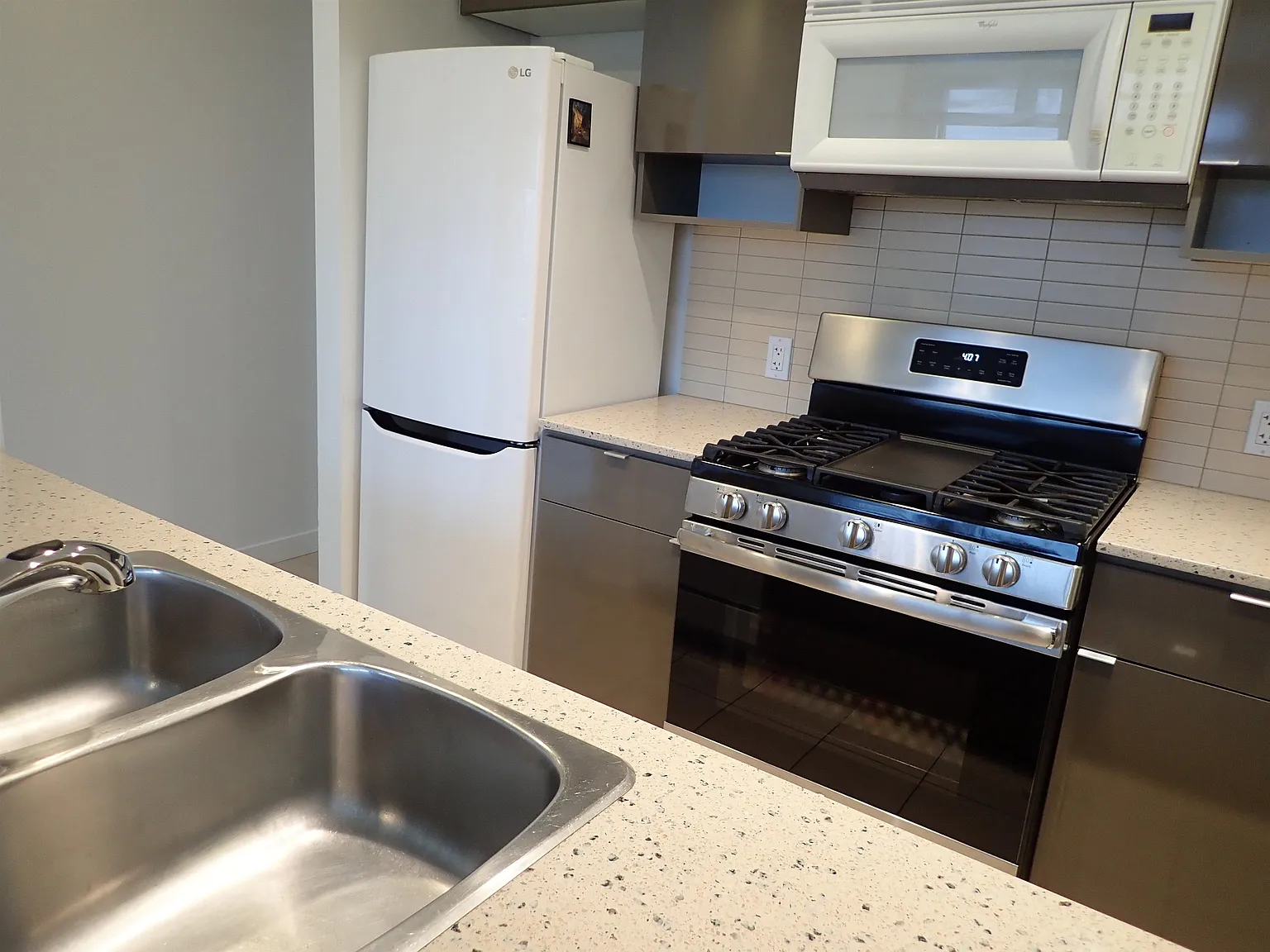 2 bed, 750 sqft, $3,300 — Photo 2