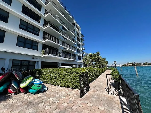10101 E Bay Harbor Dr — Photo 3