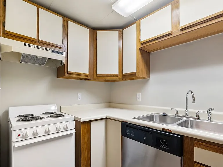 Austin Manor — Photo 22