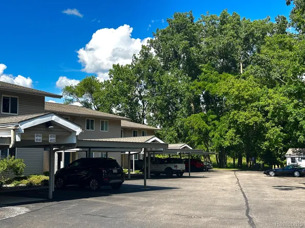 4932 Lake Point Dr, Waterford, MI 48329