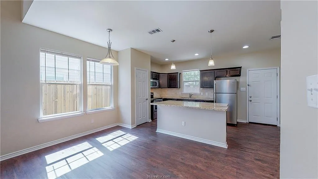 5 bed, 4.5 bath, 1997 sqft, $3,700 — Photo 4
