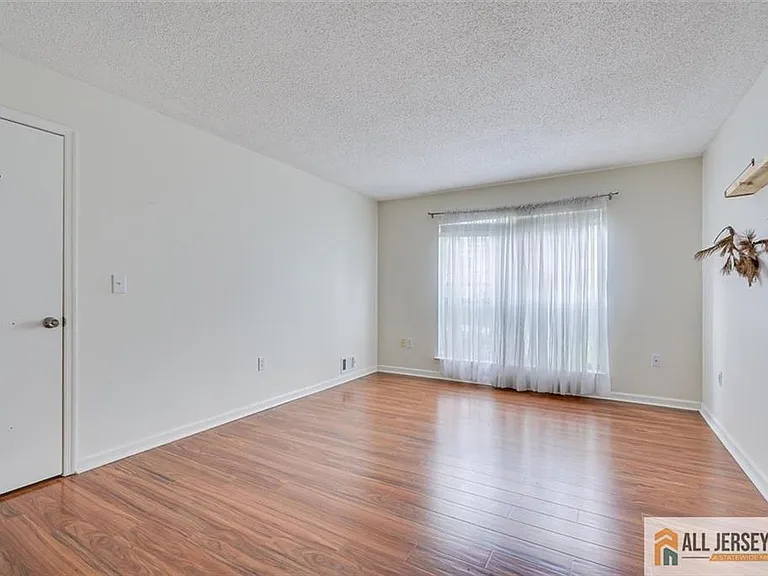 69 Amberly Ct — Photo 12