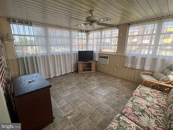 4th image of 202 Stratford Rd