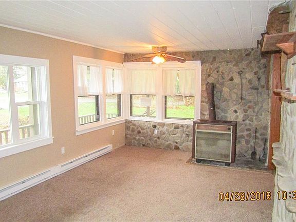 4th image of 7571 Locust Dr