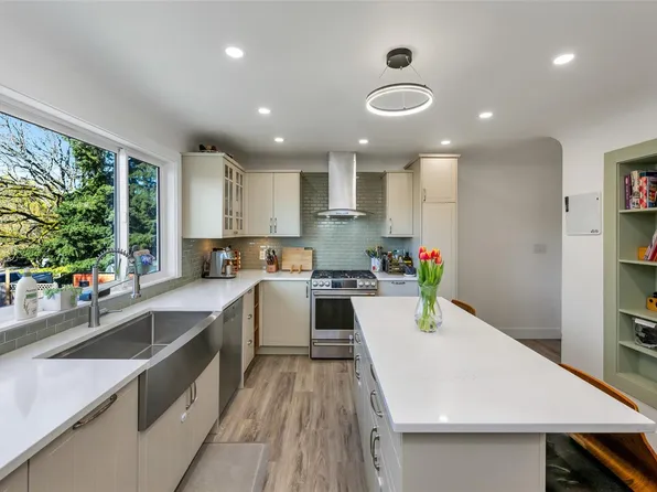 3111 Esson Rd, Saanich, BC V8Z 4P3