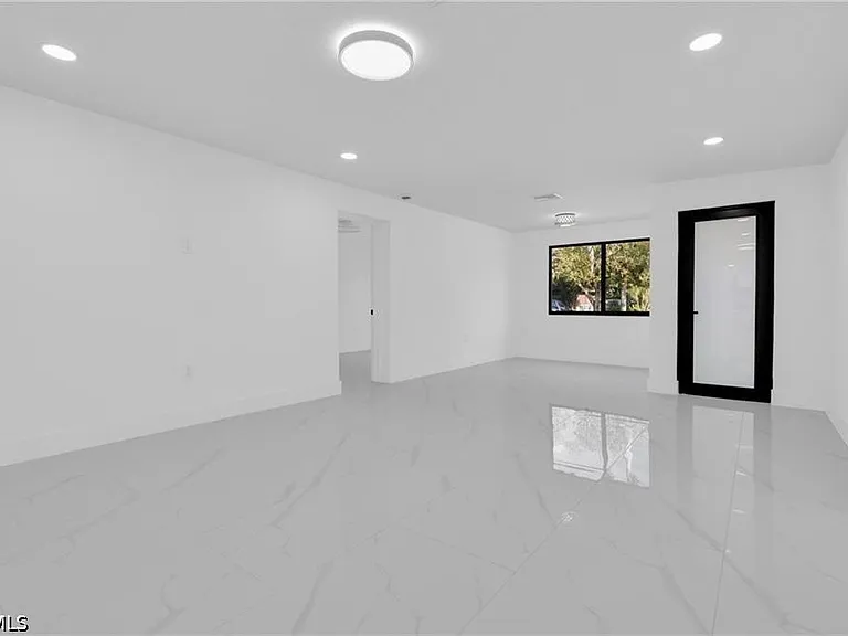 356 New York Dr — Photo 5