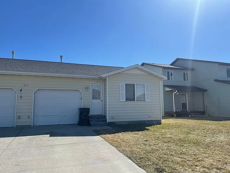 810 Mantle Dr #B — Photo 3
