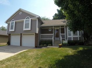 617 NE Bristol Dr, Lees Summit, MO 64086