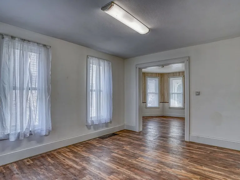 132 W Mount Vernon St — Photo 35