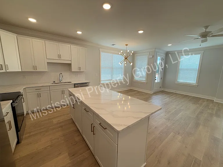 611 Miramar Ln — Photo 5