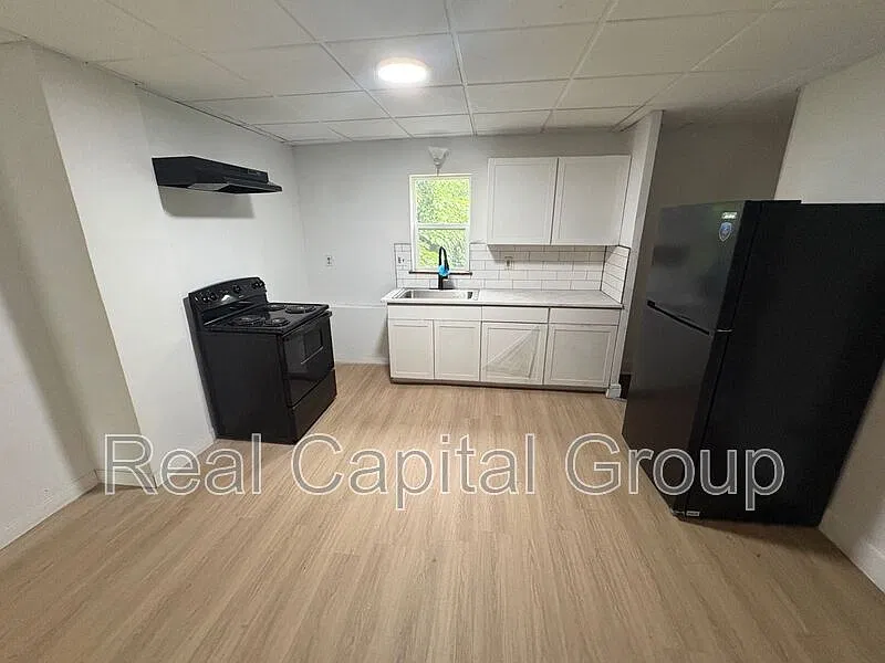 3 bed, 1.0 bath, 1200 sqft, $1,700 — Photo 4