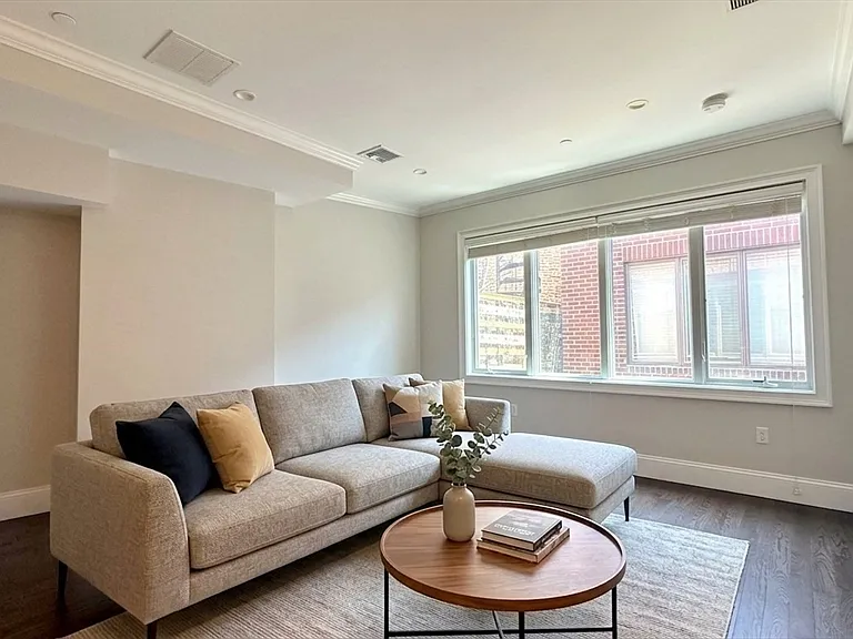 371 Main St #8 — Photo 4