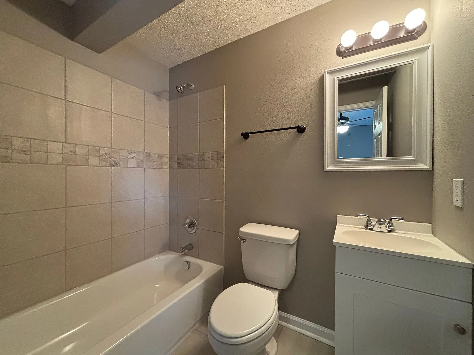 3214 Bishop St — Photo 3