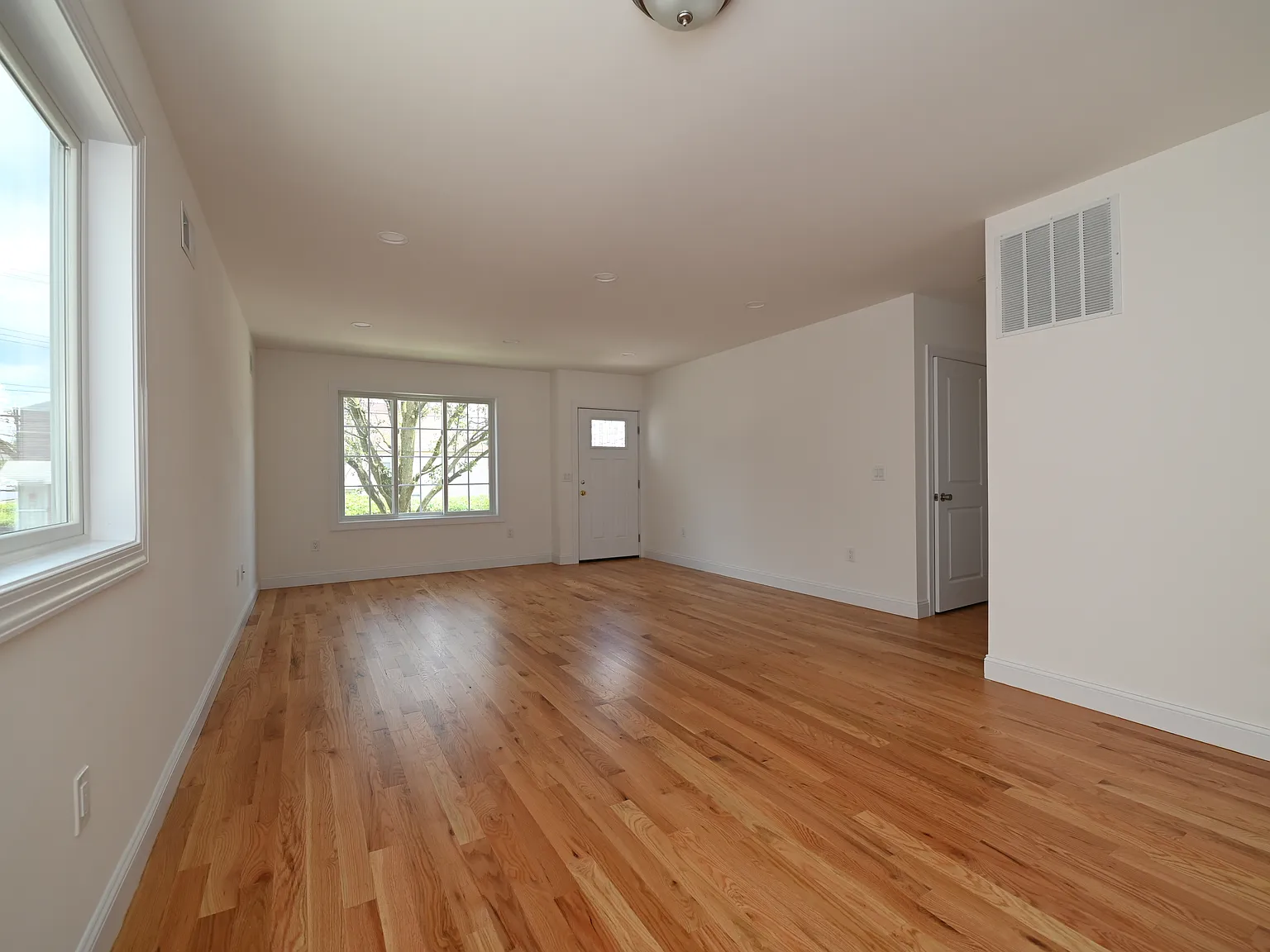 3 bed, 900 sqft, $3,500 — Photo 2