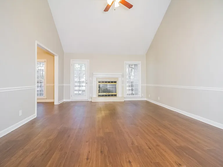 606 Knollwood Dr — Photo 2