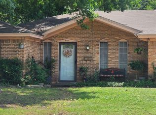 2010 Royal Oaks Dr, Irving, TX 75060