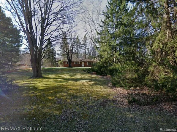 9466 Hyne Rd, Brighton, MI 48114