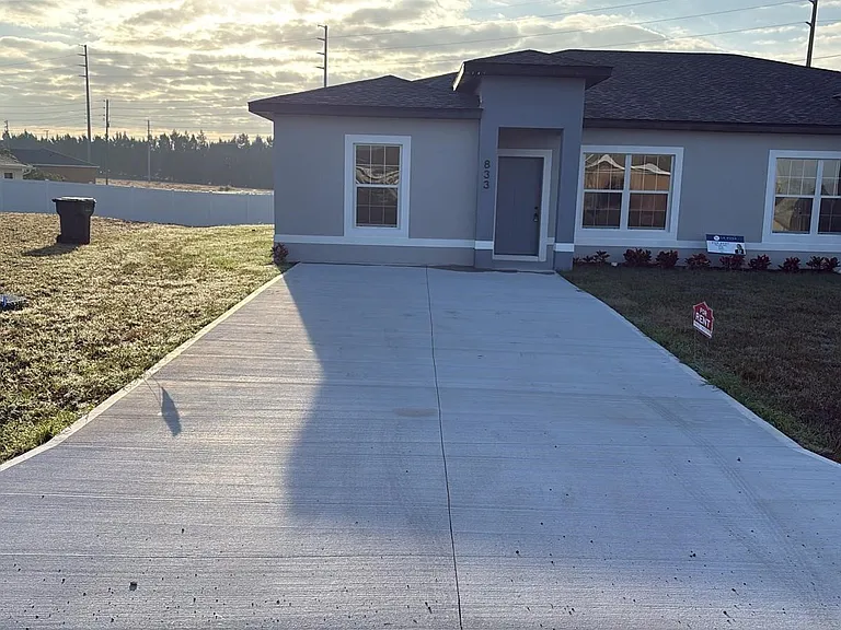 833 Colville Dr — Photo 2