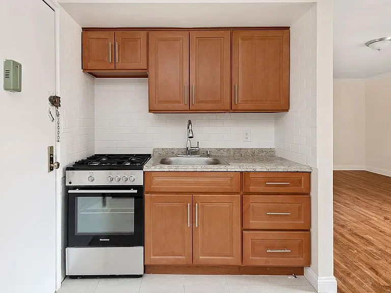 245 Bennett Ave #6D — Photo 4