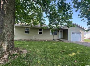 505 Prairie View Dr, Salem, IL 62881