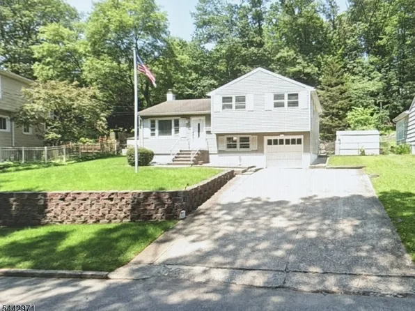 89 Knolls Rd, Bloomingdale Boro, NJ 07403