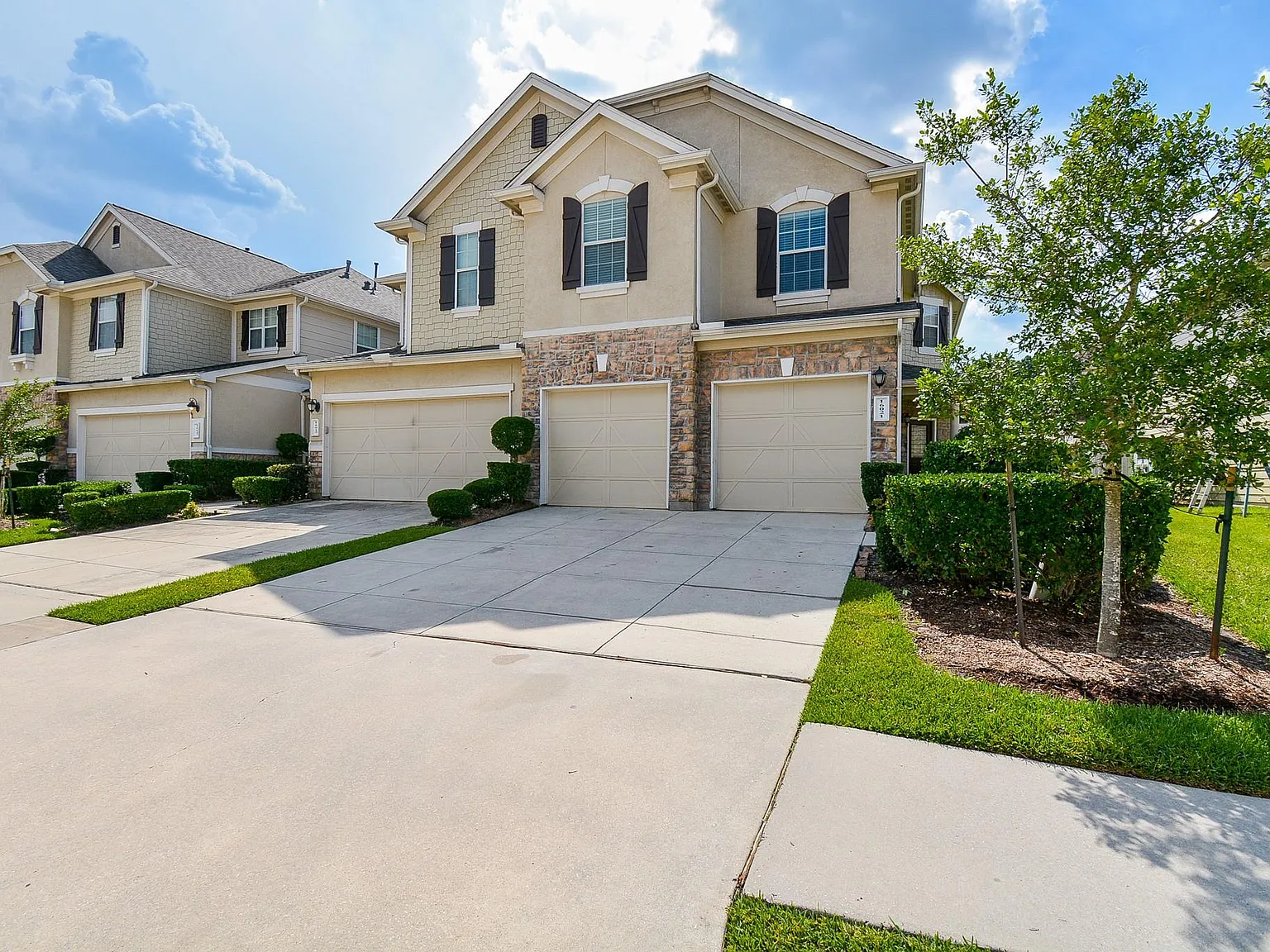 3 bed, 2.5 bath, 2009 sqft, $2,290 — Photo 2