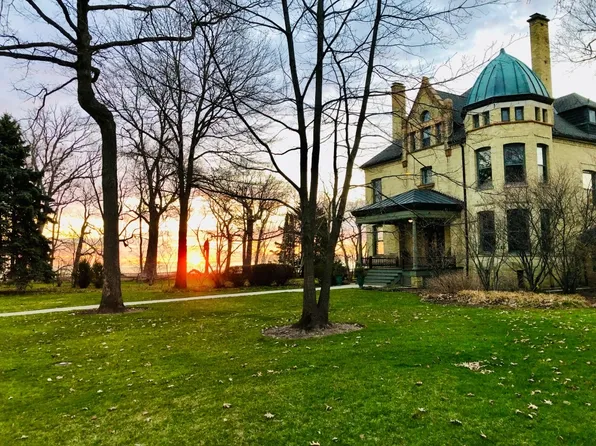 34 Logan Loop, Highland Park, IL 60035