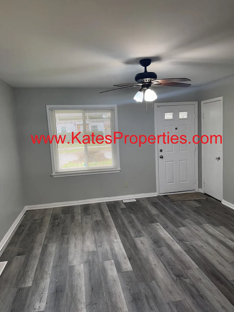 Large Living Room - 24630 Hopkins St
