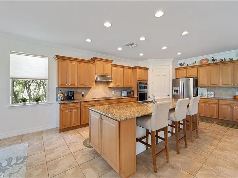 6140 Victory Dr — Photo 11