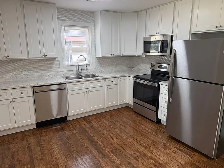 305 Sylvania Ave — Photo 7