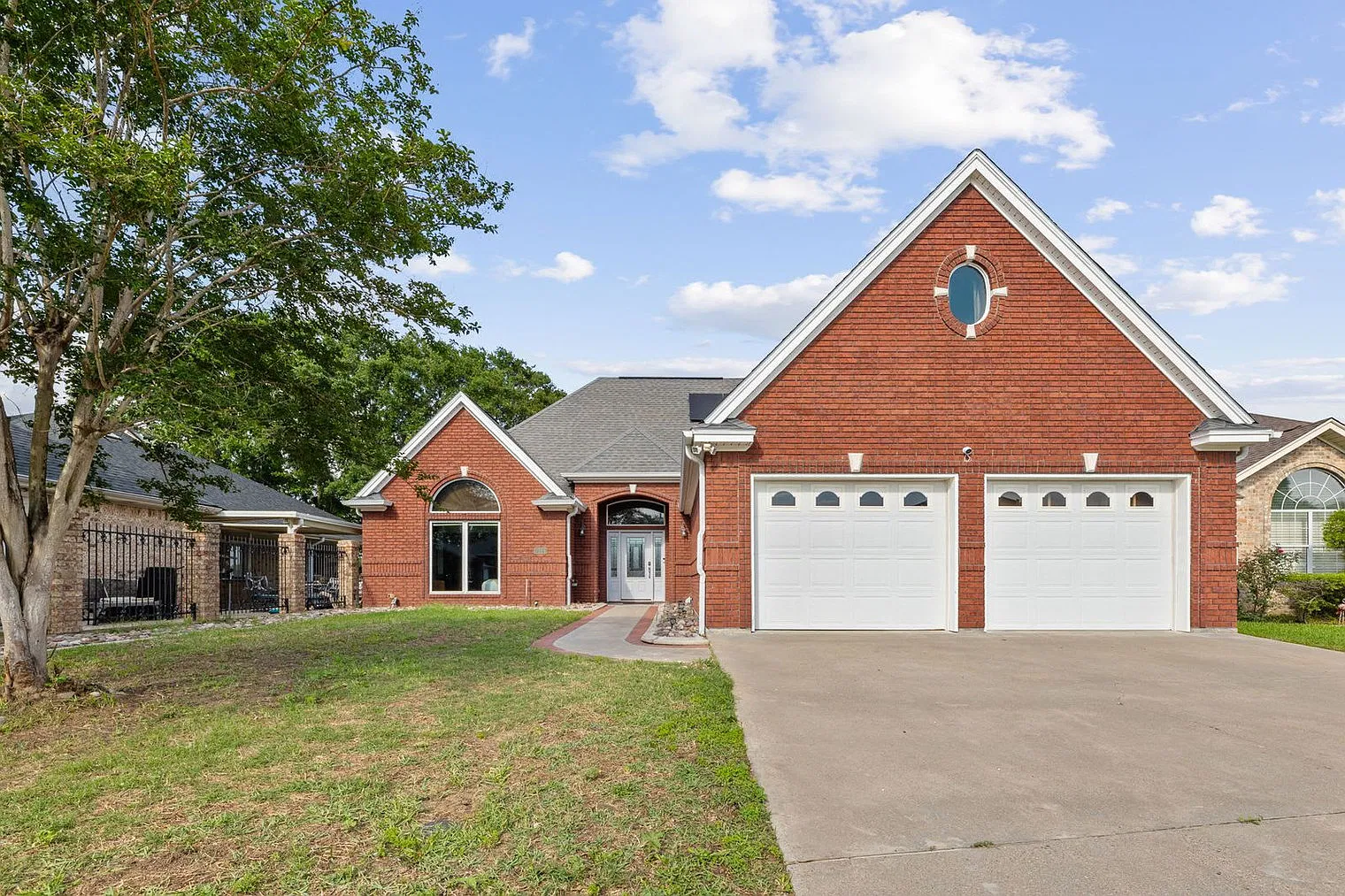 5 bed, 2.0 bath, 2389 sqft, $7,255 — Photo 3