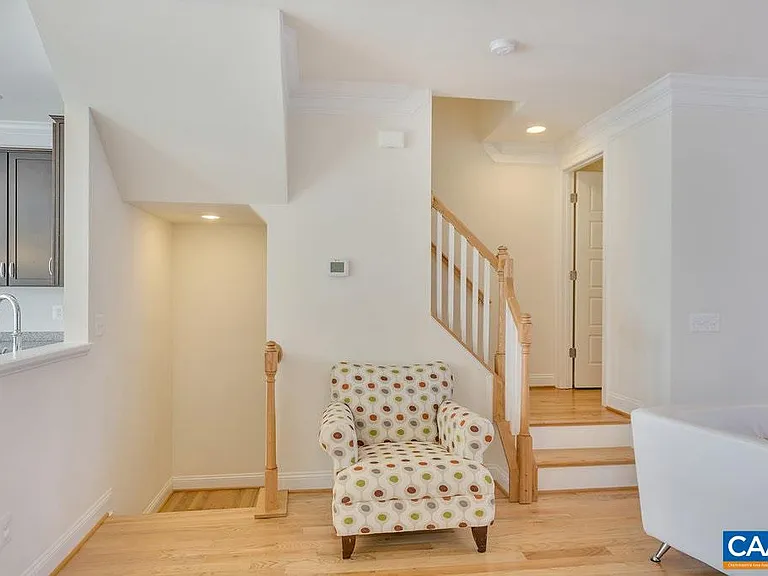 980 Belvedere Way — Photo 7