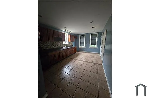 Building Photo - 698 S 20th St #2