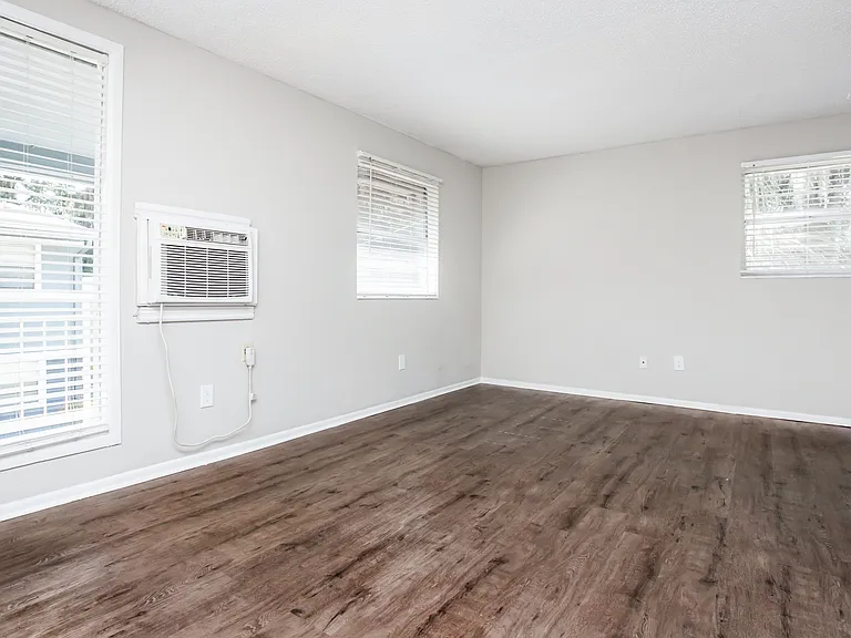 Lakewood Oaks Apartments — Photo 13