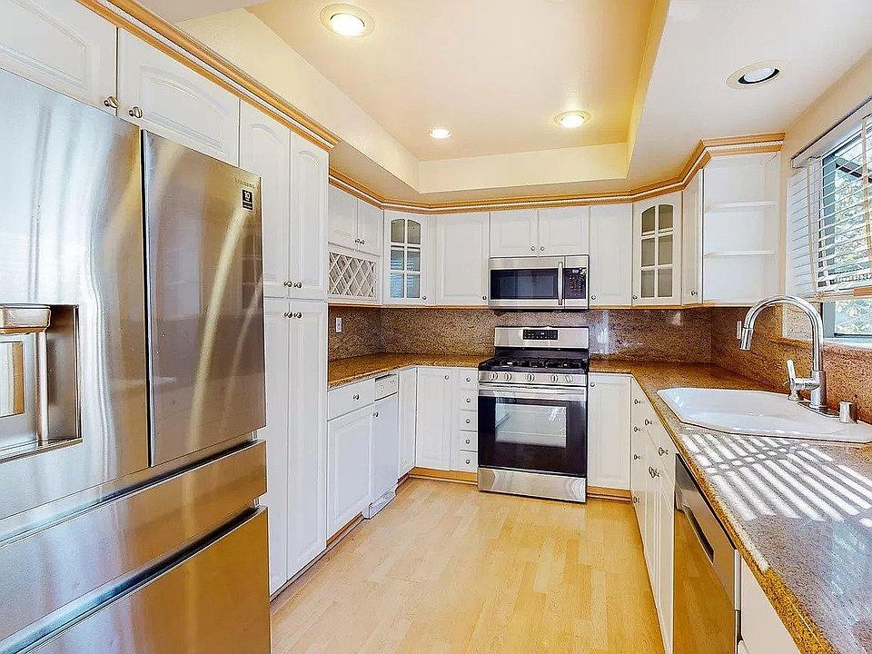 new energy efficient Samsung Appliances and lots of natural light