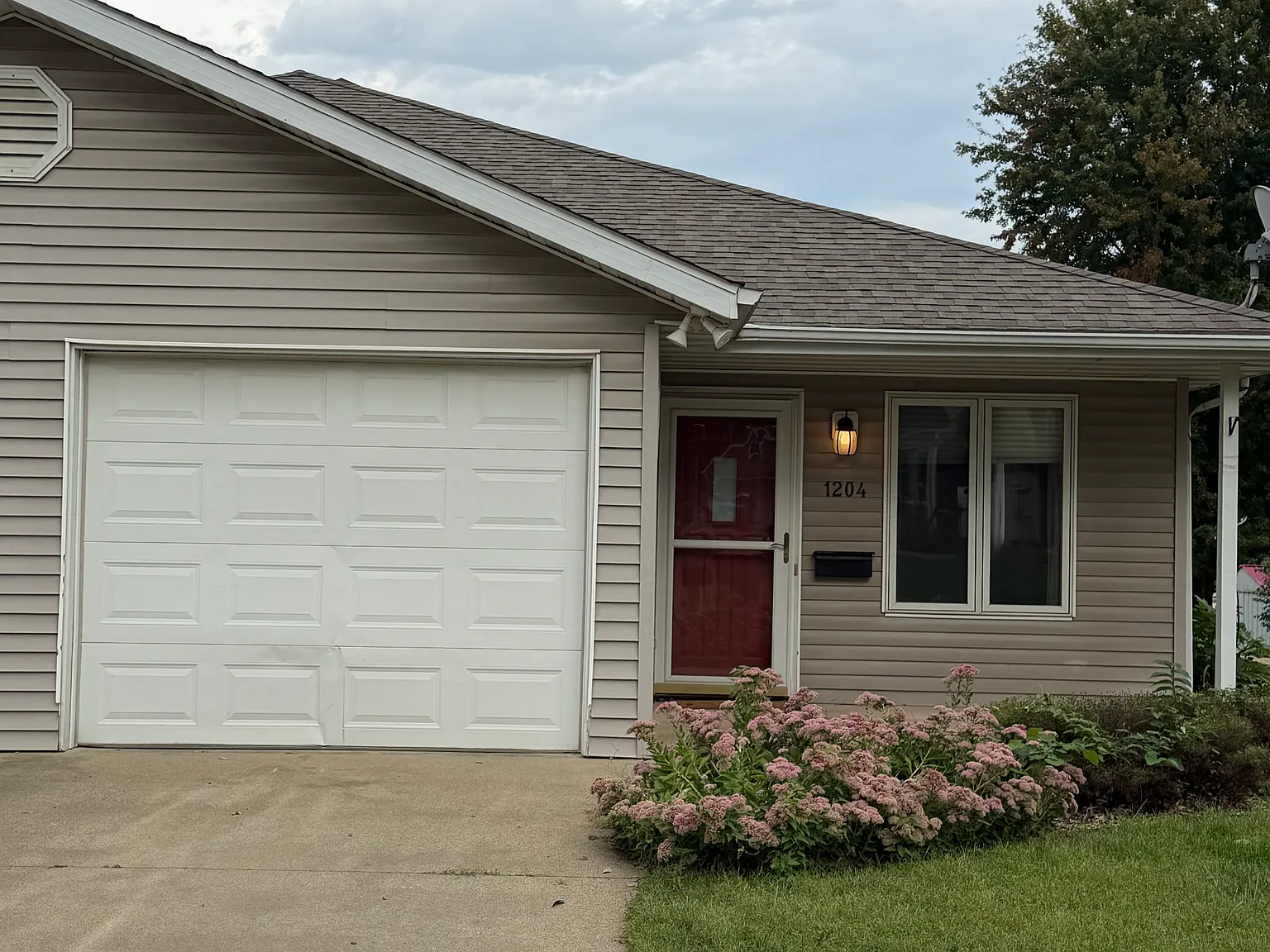 2 bed, 956 sqft, $1,375 — Photo 2