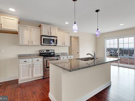 3rd image of 220 Lynne Dr