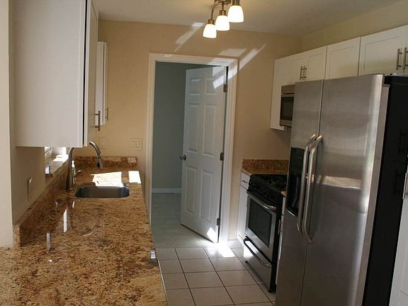 5th image of 722 W Kalmia Dr