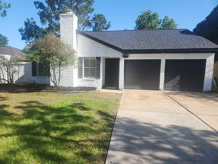 22127 Elsinore Dr — Photo 1