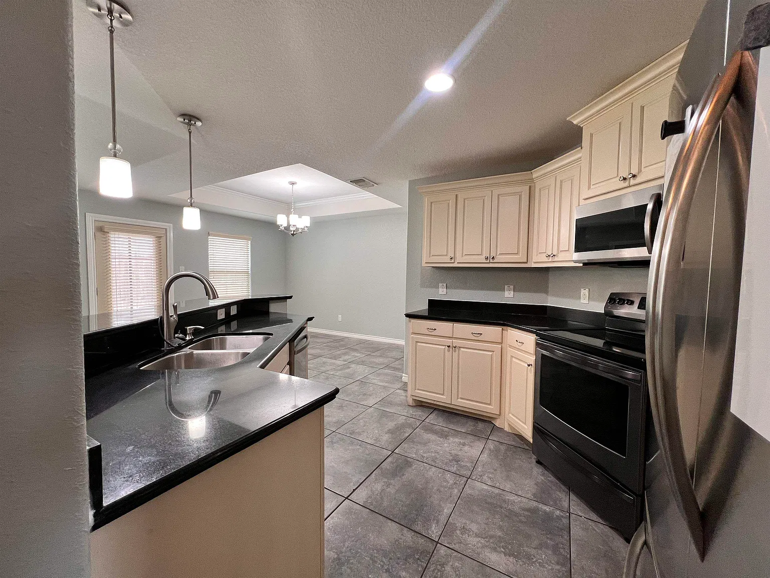 3 bed, 2.5 bath, 1680 sqft, $1,950 — Photo 2