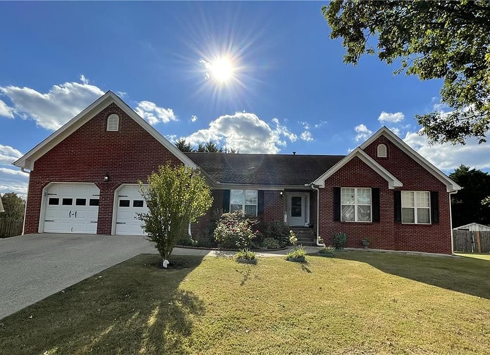 1st image of 303 Coburn Ct