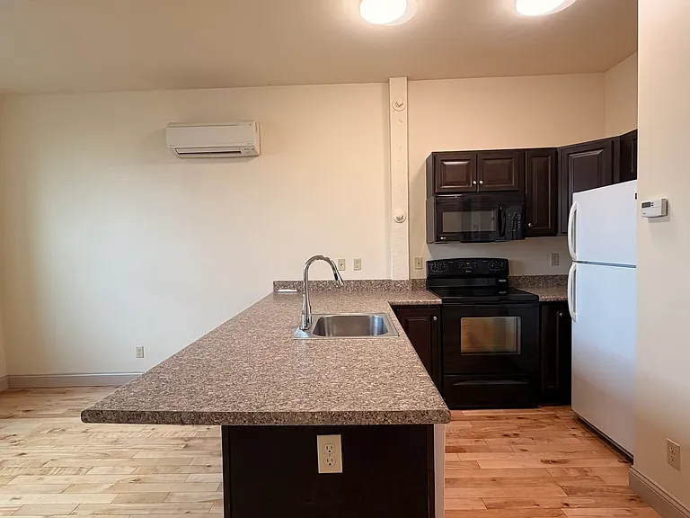 191 College St #212 — Photo 9