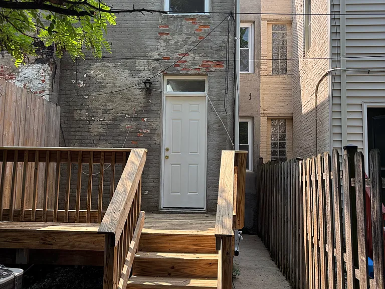 2005 Barclay St — Photo 2